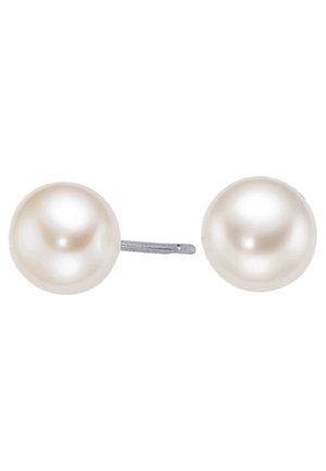 Zwei runde, weiße Perlensteckerohrringe mit glatter Oberfläche, montiert auf einem Silberstecker. Jede Perle hat einen subtilen Glanz.