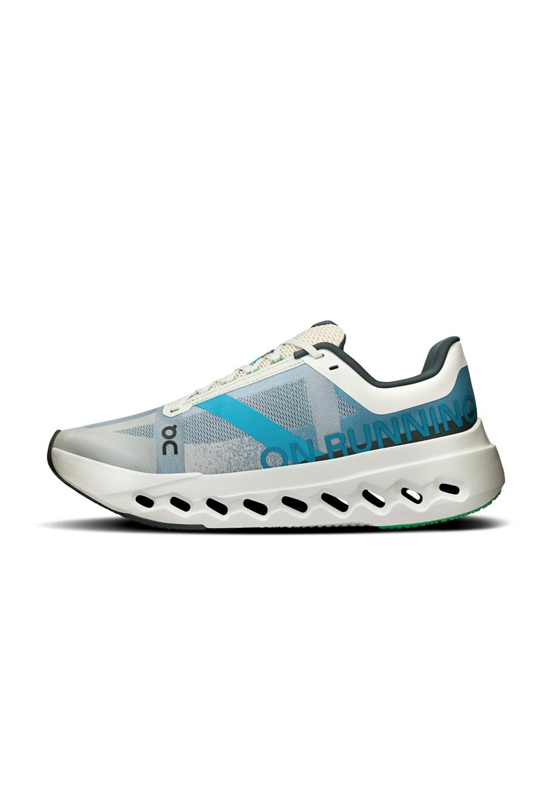 Hellgrau Sport-Schuh mit einem blauen diagonalen Streifen, Obermaterial aus Mesh, gepolsterter weißer Sohle mit Belüftungsöffnungen und grünen Akzenten.