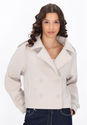 Cappotto cropped doppiopetto in misto lana beige chiaro con ampio colletto a bavero, chiusura a due bottoni e tasche laterali.