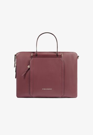 Donkerrode leren laptoptas met een gladde textuur, korte handvatten, een voorvak en een logodetail. Ritssluiting aan de bovenkant.