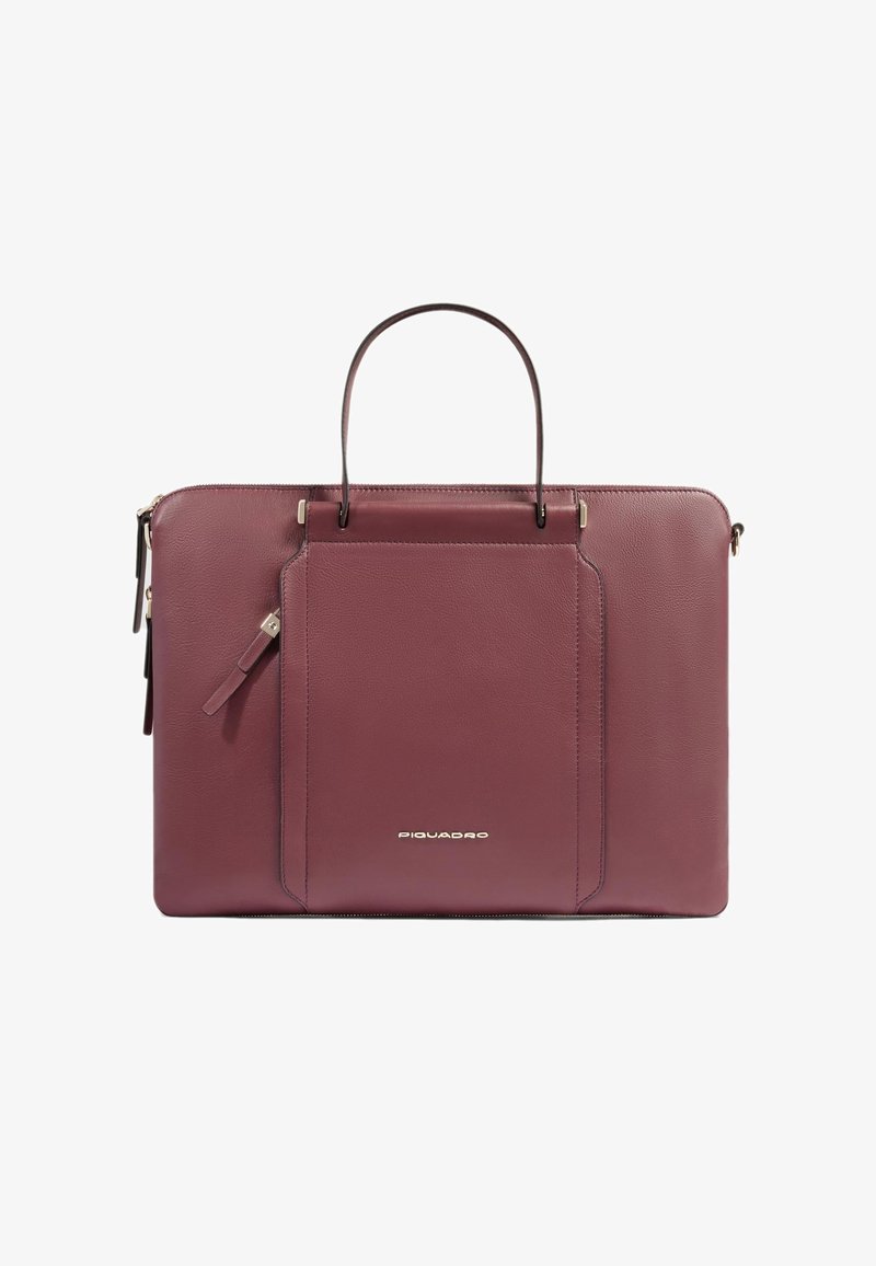 Borsa per laptop in pelle color marrone scuro con una texture liscia, manici corti, una tasca frontale e un dettaglio con il logo. Chiusura con cerniera nella parte superiore.