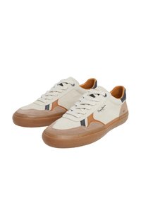 Zapatillas de lona texturizada en crema con detalles de ante marrón, raya azul marino y suelas de goma color arena. Presentan cordones redondos y un detalle de logotipo.