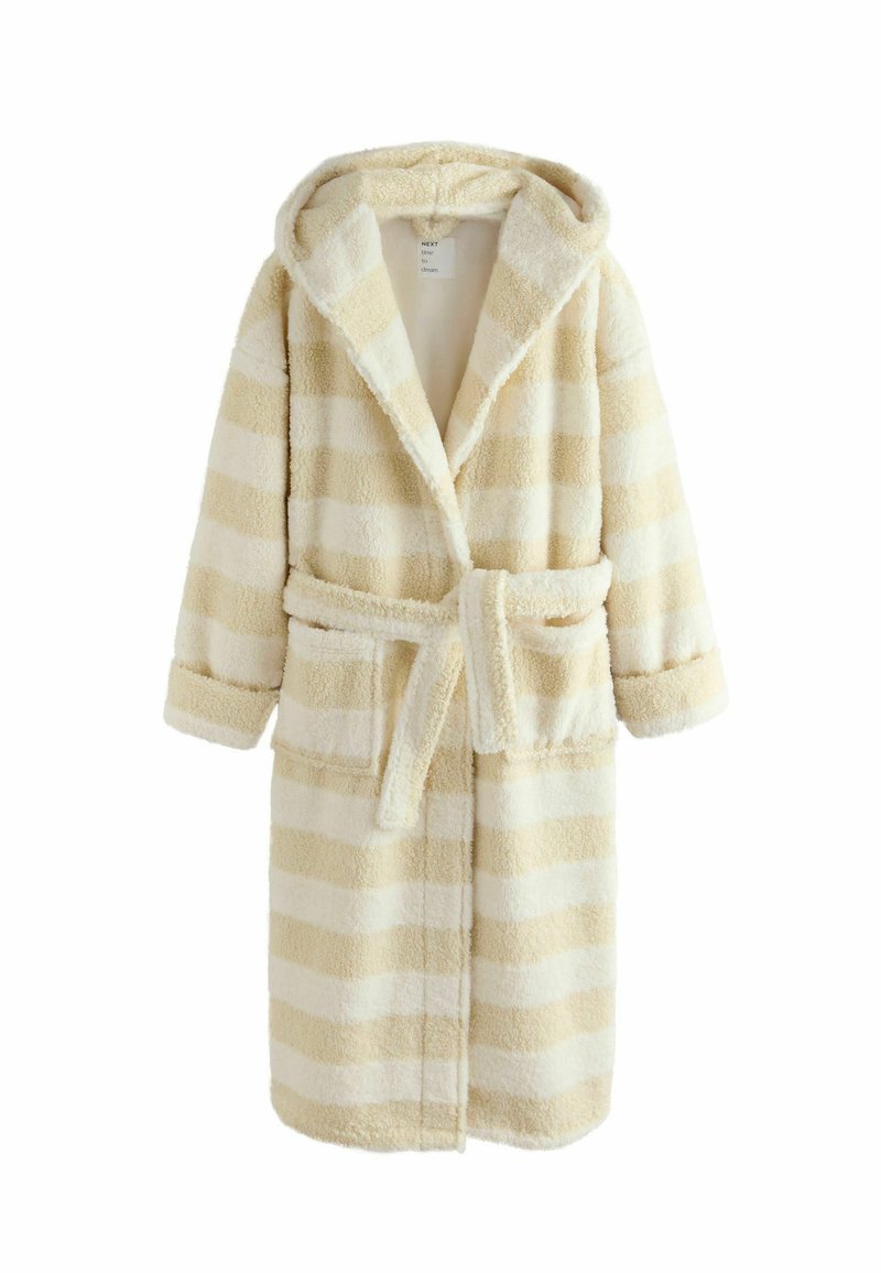 Lång, huvad badrock i krämfärgad och beige randig fleece med ett bälte och två framfickor, visad mot en vit bakgrund.