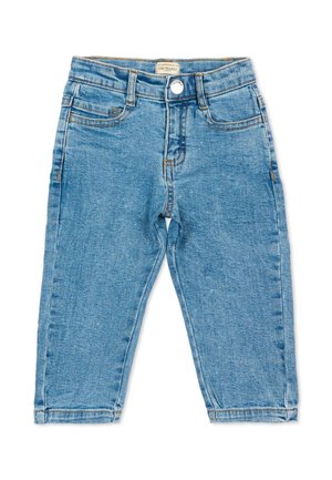 Jasnoniebieskie dżinsy dla małych dzieci z przednim guzikiem, szlufkami na pasek i kieszeniami, położone na płasko na białym tle.