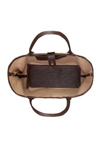 Sac fourre-tout en cuir marron avec un intérieur beige. À l'intérieur se trouve un portefeuille marron foncé avec une surface texturée et une fermeture à bouton-pression en métal.