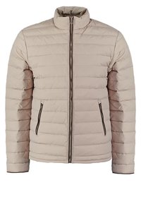 Doudoune légère beige clair avec un tissu matelassé horizontal, col montant, fermeture éclair à l'avant et deux poches zippées sur les côtés.