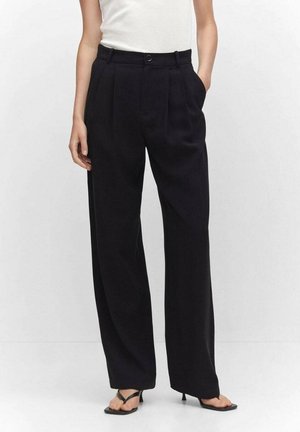 Zwarte high-waisted broek met plooien en zijzakken, gemaakt van een gladde stof, met een taps toelopende pijp.
