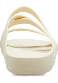 Infradito color crema con quattro cinghie sovrapposte, plantare testurizzato e suola liscia. Il materiale sembra flessibile e leggero.