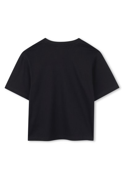 Svart t-skjorte med korte ermer og rund hals, laget av mykt stoff. Minimalistisk design uten synlige logoer eller mønstre.