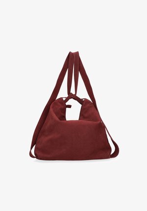 Borsa a spalla in suede borgogna con una texture morbida. Presenta due lunghe tracolle e una forma arrotondata con una grande apertura nella parte superiore.