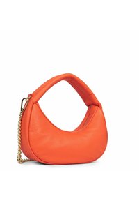 Borsa in pelle di un vivace arancione con una silhouette curva, una maniglia corta e liscia, e un accento di catena dorata attaccato al lato.
