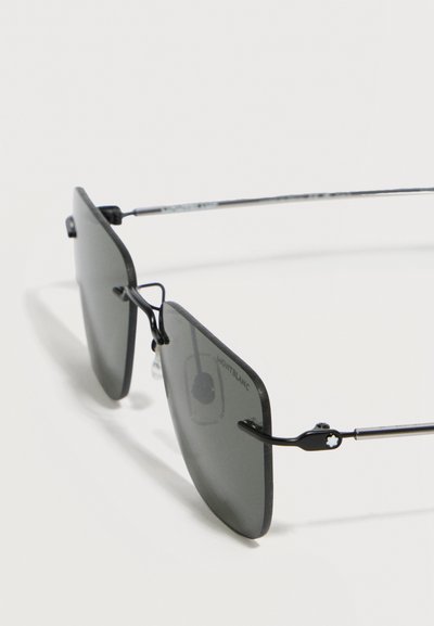 Ορθογώνια σκούρα γυαλιά ηλίου χωρίς περιθώρια με λεπτούς μαύρους μεταλλικούς βραχίονες που φέρουν το λογότυπο Montblanc κοντά στις άρθρωσεις.