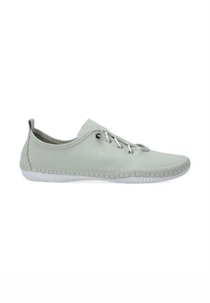 Chaussures en cuir vert clair avec semelle en caoutchouc blanche, présentant un bout rond, des accents cousus et un laçage standard avec des œillets métalliques.