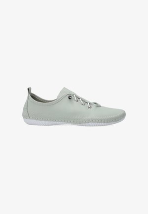 Hellgrüne Lederschuhe mit weißer Gummisohle, runder Zehenform, genähten Akzenten und standardmäßiger Schnürung mit metallischen Ösen.