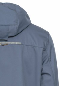 Grå vandtæt jakke med tekstureret stof, hætte, en reflekterende stripe på ryggen og detaljer i orange syninger.