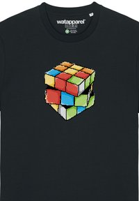 Zwart T-shirt met een gepixeld Rubik's Cube-ontwerp in rood, blauw, groen, geel en wit, met een ronde halslijn en korte mouwen.