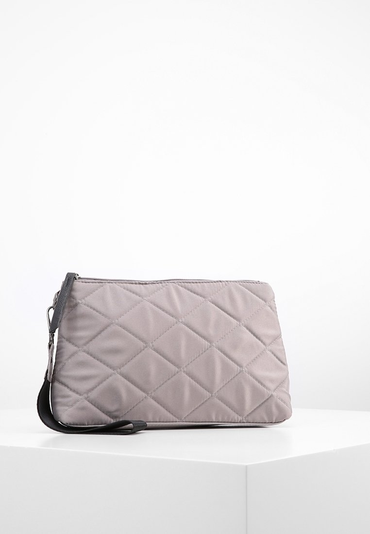 Přehozená šedá kabelka typu clutch s obdélníkovým tvarem, vyrobená z hladkého textilu a vybavená odnímatelným černým popruhem. Uzavírání na zip.