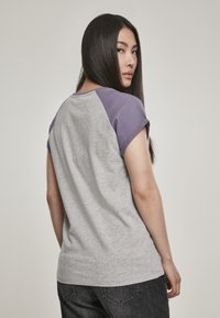 Urban Classics CONTRAST RAGLAN - Triko s potiskem - grey/dustypurple