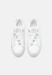 Weiße Sneaker mit Schnürsenkeln, verziert mit klaren Edelsteinakzenten, strukturierten Gummisohlen und einem glatten Leder-Obermaterial. Größe 37.