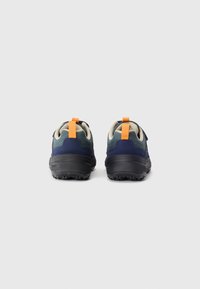 Et par blå og grå sneakers med orange hæltabber, vist fra bagsiden på en ensfarvet lys grå baggrund.
