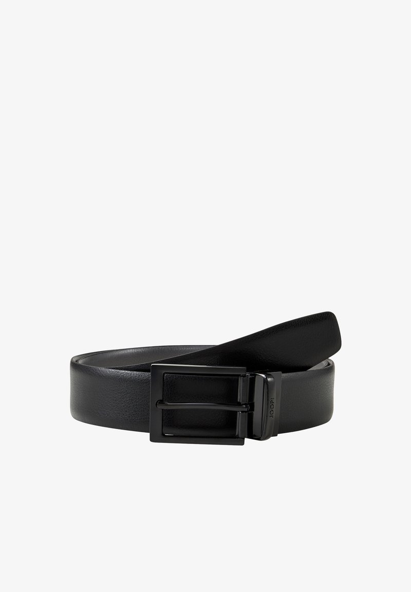 Ceinture en cuir noir avec une boucle carrée noire mate et une fermeture à ardillon, partiellement enroulée sur un fond blanc.