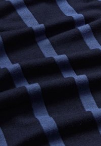 Marine gestreepte stof met afwisselend donkere en lichte blauwe strepen, met een zachte textuur en een gebreid patroon.