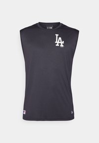 Camiseta atlética negra sin mangas de tejido suave con un logo blanco de "LA" en el lado izquierdo del pecho y un pequeño logo de MLB en el dobladillo.