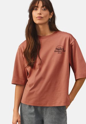 REGULAR FIT PASTRY BACK GRAPHIC - T-Shirt print - rust brown