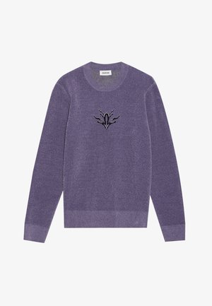 Lila Pullover mit langen Ärmeln, Rundhalsausschnitt, strukturiertem Strickstoff und einem schwarzen gestickten Design auf der Brust.