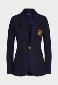 Blazer bleu marine à un bouton, col cranté, deux poches avant et logo brodé en or sur la poche poitrine.