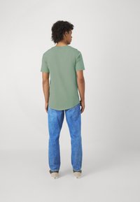 Lee SHAPED TEE - T-shirts - olive/light green