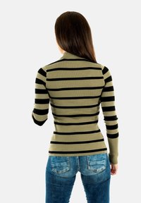 Olijfgroen geribbelde sweater met zwarte horizontale strepen, met een hoge hals en een aansluitende silhoutte. Lange mouwen en textuurelementen in de stof.