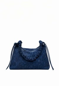 Granatowa, teksturowana torebka z marszczonym uchwytem i wytłaczanym kwiatowym wzorem, wyposażona w zamek błyskawiczny i dwa akcenty z sznurków ściągających.