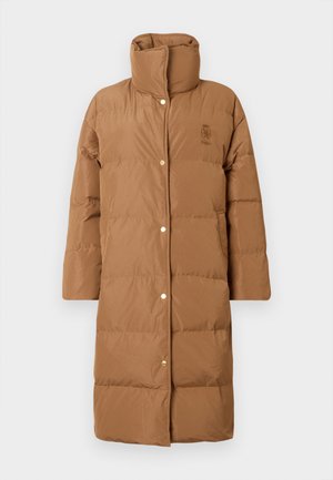 Manteau matelassé marron avec un col haut, fermeture à boutons-pression et design matelassé. Présente un logo discret sur la poitrine et des manches longues.