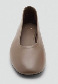 Ženske ravne cipele u taupe boji s zaobljenim vrhom i niskim stranama, glatke mat završnice, prikazane odozgo na neutralnoj pozadini.