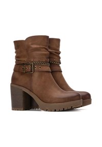 Stivaletti alla caviglia in similpelle marrone con parte superiore arricciata, tacco spesso, catena decorativa e dettagli di fibbia. Suola testurizzata solidale.