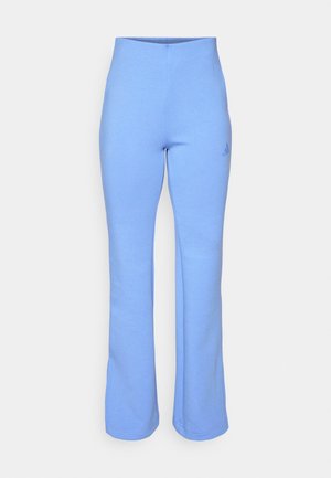 Pantalons évasés en coton mélangé bleu clair avec une taille haute et un petit logo ton sur ton sur la cuisse gauche. Texture douce et design décontracté.