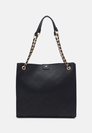 Sac à main en cuir matelassé noir avec des bretelles en chaîne dorée et un petit logo métallique au centre avant.