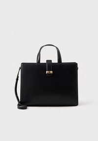 Sac à main en cuir noir au design structuré, forme rectangulaire, avec poignées supérieures, bandoulière amovible et détails métalliques dorés.