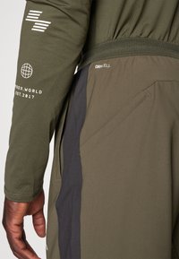 Puma HYROX FUSE STRETCH SHORT - Pantalón corto de deporte - dark olive