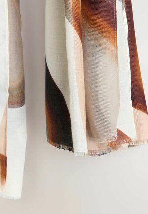 Abstracte sjaal met patronen in warme tinten van bruin, beige en wit. Zacht, geweven stof met rafelige randen en een gladde textuur.