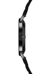 Schwarze Armbanduhr mit einem schlanken, runden Gehäuse, strukturiertem schwarzen Armband und minimalistischer Gestaltung. Verfügt über einen kleinen silbernen Knopf an der Seite.