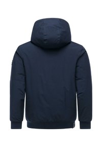 Mørkeblå puffjakke med hette, med elastiske mansjetter og linning. Glatt tekstur og rene linjer, uten synlige mønstre eller detaljer.