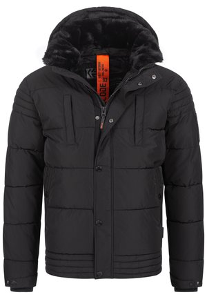 Chaqueta acolchada negra con cierre de cremallera y botones a presión, capucha forrada de piel, dos bolsillos en el pecho y detalle de costura horizontal.