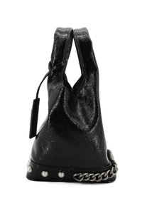 Borsa nera in pelle sintetica con finitura testurizzata, dotata di doppi manici e una decorazione in catena argentata con borchie rotonde lungo la base.