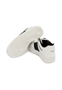 Sneaker bianchi con accenti neri, tomaia in sintetico liscio, punta arrotondata, suola in gomma texturizzata e dettagli del logo sul tallone.