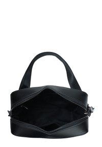 Borsa in pelle nera con apertura con cerniera, design piatto e un manico singolo. Interno in tessuto liscio con fodera scura.