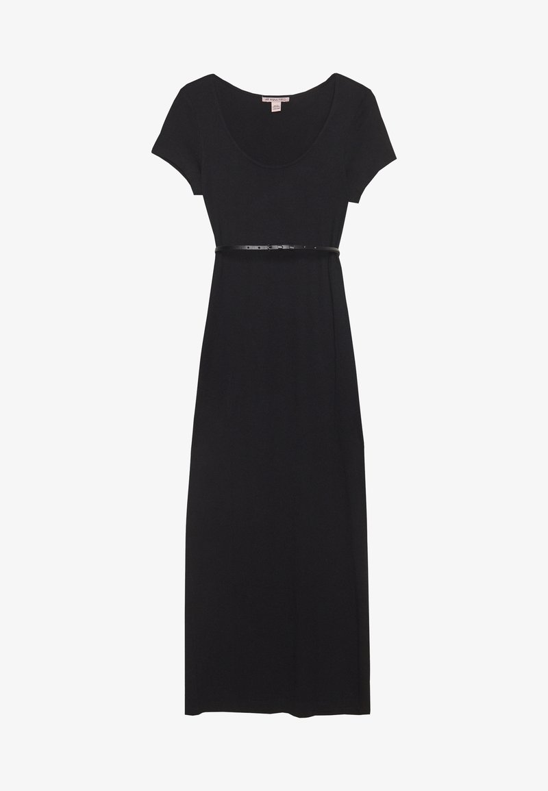 Robe maxi noire à manches courtes, encolure dégagée et fine ceinture noire à la taille sur fond blanc.