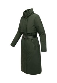 Cappotto imbottito verde con colletto alto, cintura in vita e tasche laterali con zip. Texture liscia e design slanciato.