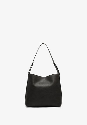Bolso de hombro de cuero negro con una textura suave, un borde superior ondulado y una correa de cadena para añadir detalle.